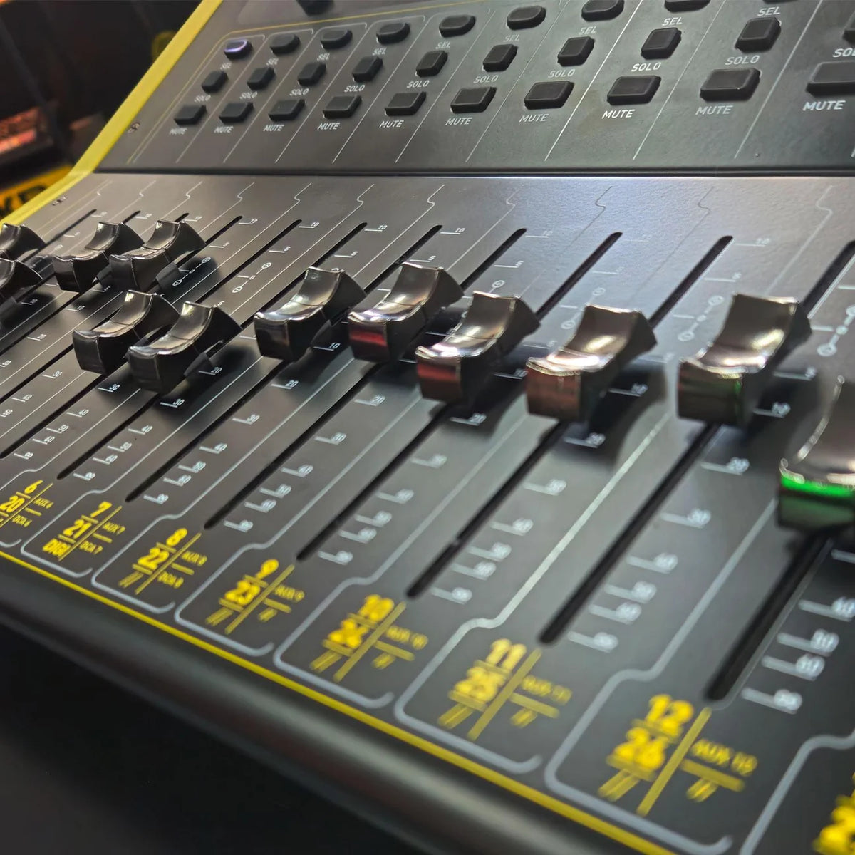 SKP D TRACK 34 Consola de Mezcla Digital Profesional con 16 Faders Motorizados